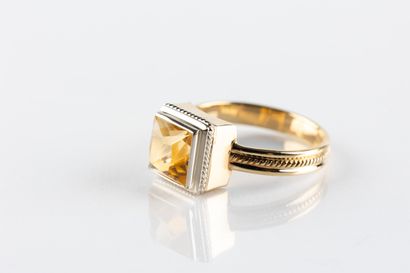 Bague en or jaune ornée d'une citrine carré...