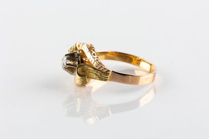 Bague mouvementée en or jaune centrée d'une...