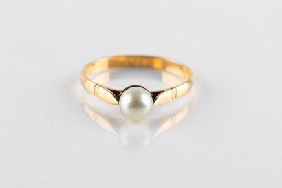 Yellow gold ring set with a 5.8 mm cultured...