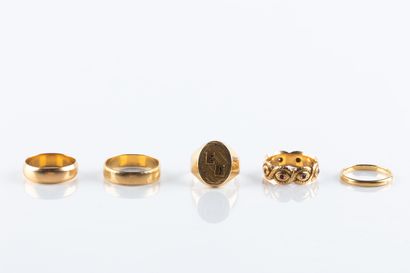 Lot d'or jaune comprenant une bague sertie...
