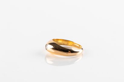 Bague jonc en or jaune, sertie d'un diamant...