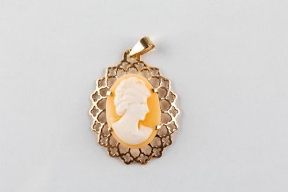Yellow gold pendant centered with a shell...