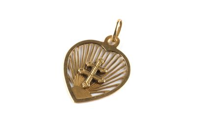 Médaille formant un coeur en or jaune centrée...