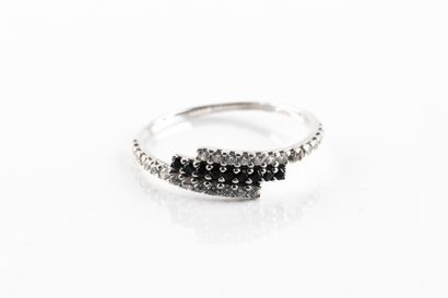 Bague en or gris composée de trois lignes...