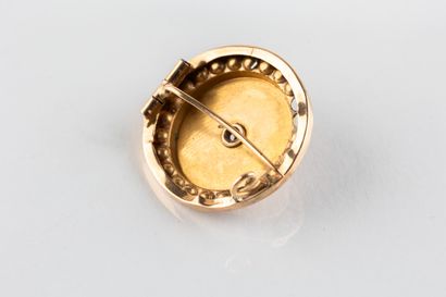 Broche circulaire en or jaune centrée d'un...