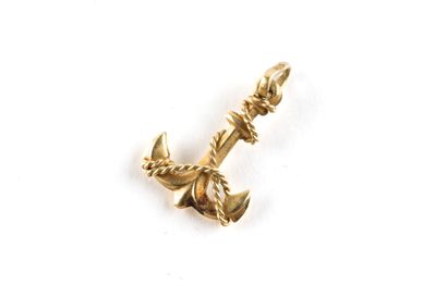 Pendentif en or jaune représentant une ancre...