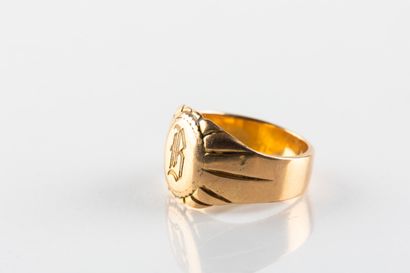 Chevalière en or jaune gravée 