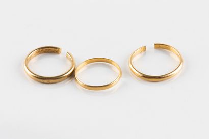 Yellow gold lot comprising three wedding...