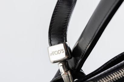 J.P. TOD'S
Sac à main en cuir noir, bijouterie...