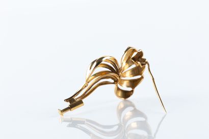 Stylized openwork brooch in yellow gold....