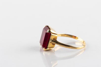 Bague en or jaune centrée d'un rubis de synthèse...