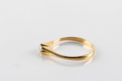 Bague solitaire en or jaune sertie d'un diamant...