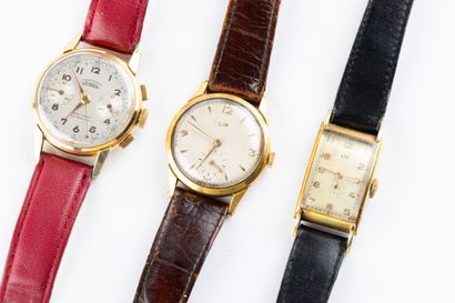 Lot de trois montres bracelet en plaqué or.
Une...