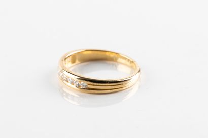Demi-alliance en or jaune sertie de diamants...