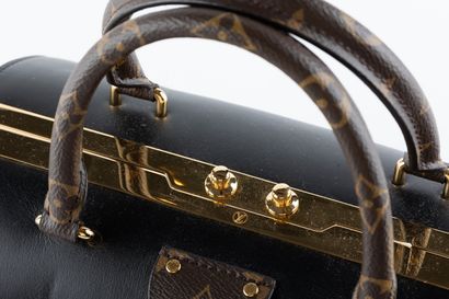 LOUIS VUITTON
Sac à main modèle 