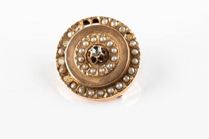 Broche circulaire en or jaune centrée d'un...