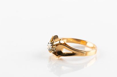 Bague solitaire en or jaune ornée d'une pierre...