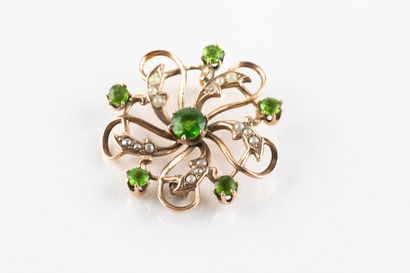 Broche circulaire en or jaune à décor d'arabesques...