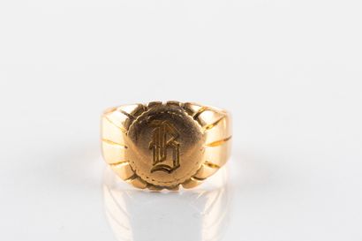 Chevalière en or jaune gravée 