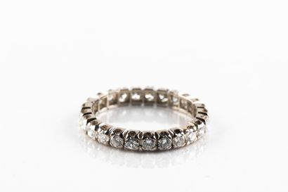 Alliance en or gris sertie de diamants en...