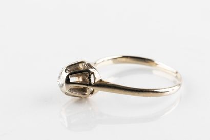 Vers 1970,
Bague solitaire en or gris ornée...