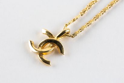 CHANEL
Pendentif au sigle et sa chaine en...