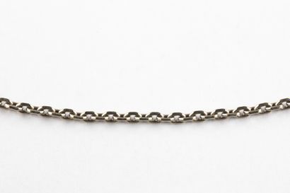 Chaine en or gris maille forçat limée. Fermoir...
