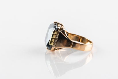 Vers 1950,
Bague chevalière en or jaune surmontée...