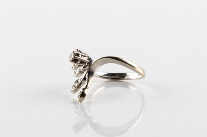 Bague en or gris représentant une fleur stylisée...