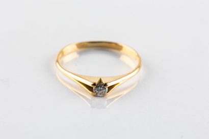 Bague solitaire en or jaune sertie d'un diamant...