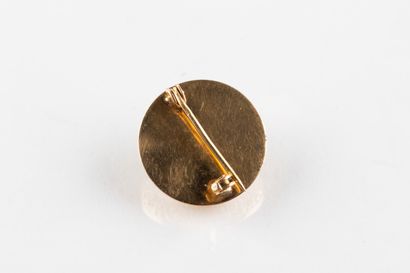 Broche circulaire en or jaune, centrée d'une...