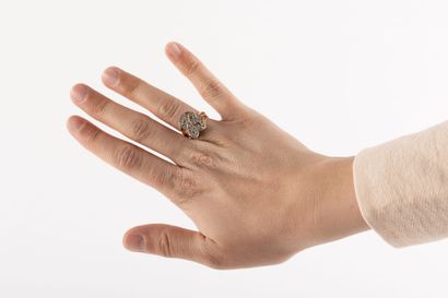 Bague en or ornée de la lettre 