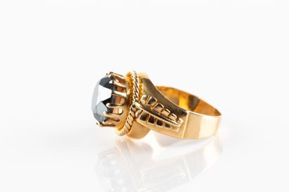 Bague en or jaune centrée d'une hématite...