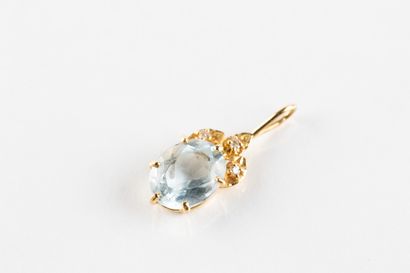 Pendentif en or jaune serti d'une aigue marine...