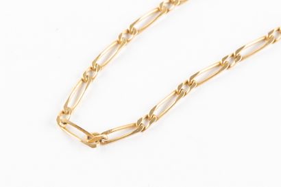 Chaine en or jaune maille alternée 1/1. Fermoir...