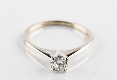 Bague solitaire ornée d'un diamant taille...