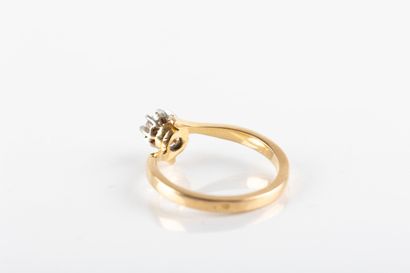 Bague solitaire en or et platine centrée...