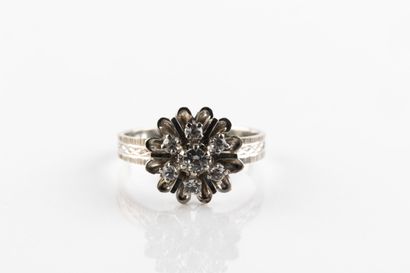 Bague en or gris, figurant une fleur sertie...