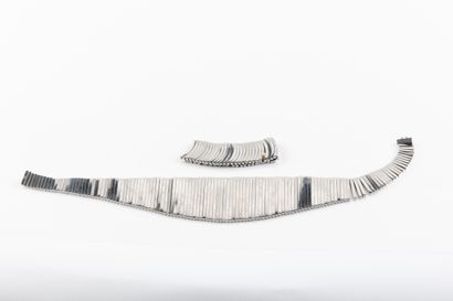 SWATCH 
Important collier composé de franges...