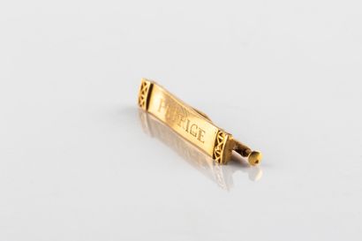 Broche de bavoir en or jaune gravée 
