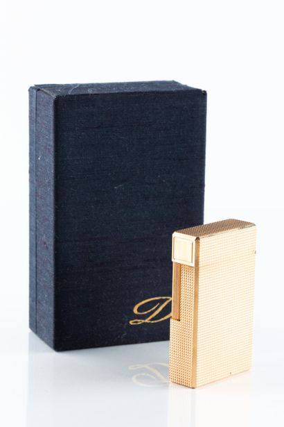 Briquet DUPONT n° X3EH58, en plaqué or. 
Décor...