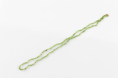 Sautoir composé de perles de jade néphrite...