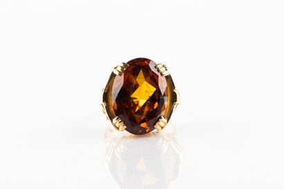 Bague en or jaune ornée d'un saphir orange...