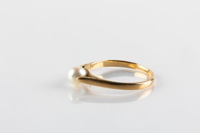 Bague en or jaune ornée d'une perle de culture...