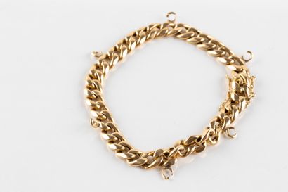 Bracelet en or jaune maille gourmette rythmée...