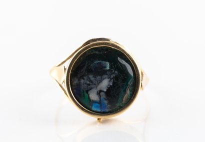 Bague en or jaune circulaire, centrée d'une...