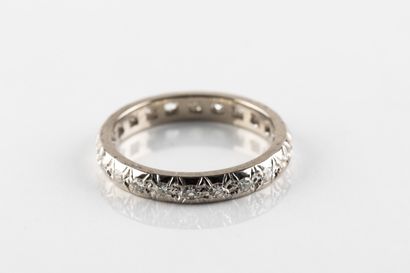 Alliance en or gris ornée de diamants taille...