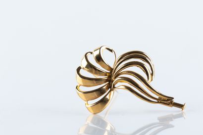 Stylized openwork brooch in yellow gold....