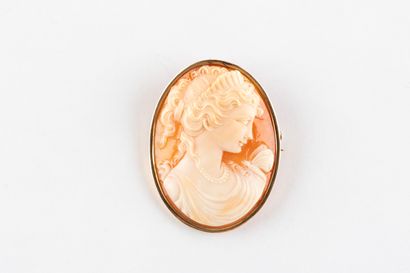 Yellow gold pendant brooch centered on a...