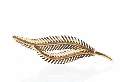 Yellow gold brooch with foliage design. Safety...